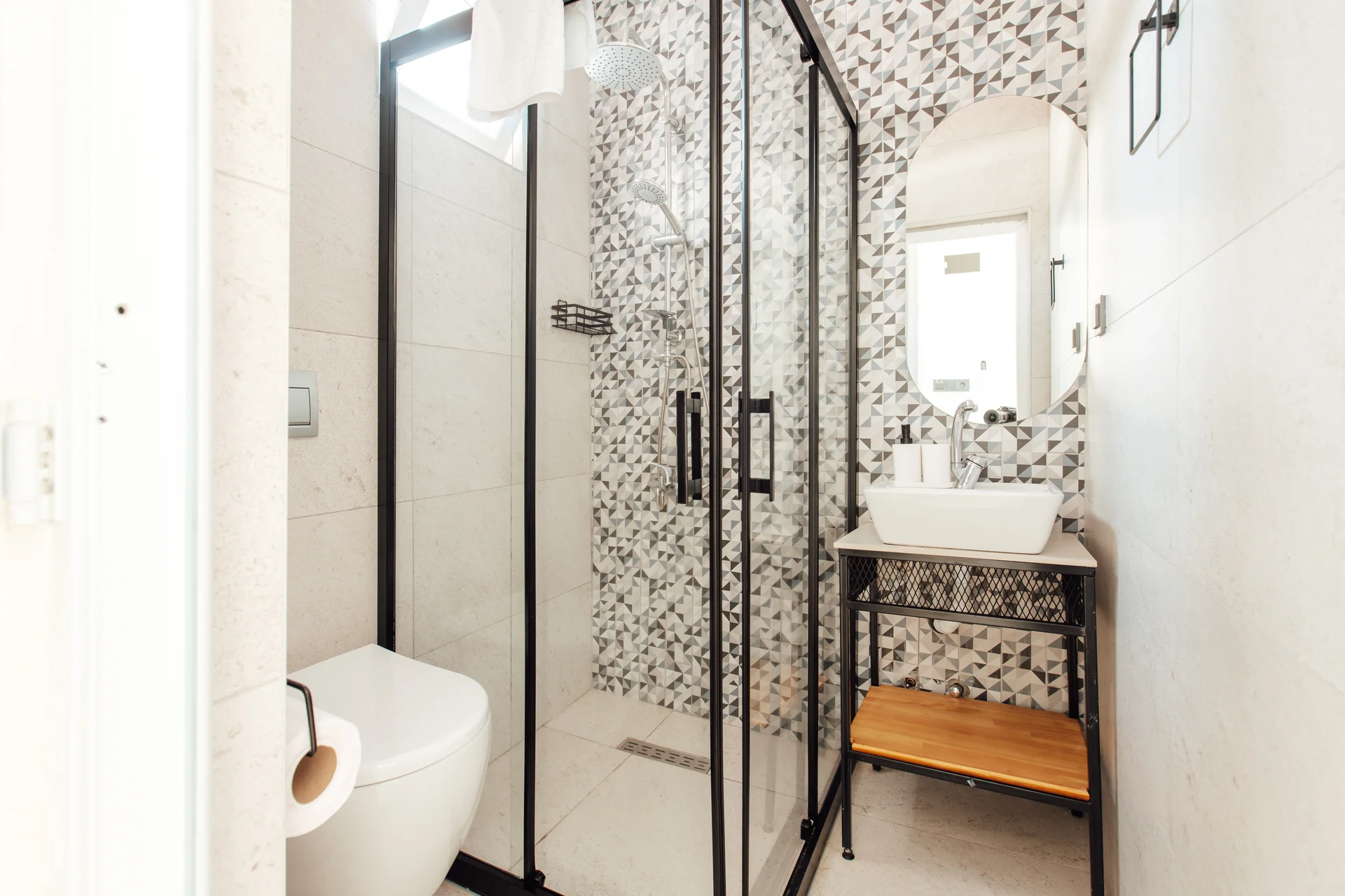 Doğa Adrasan Otel temiz seramik zeminli banyo ünitesi