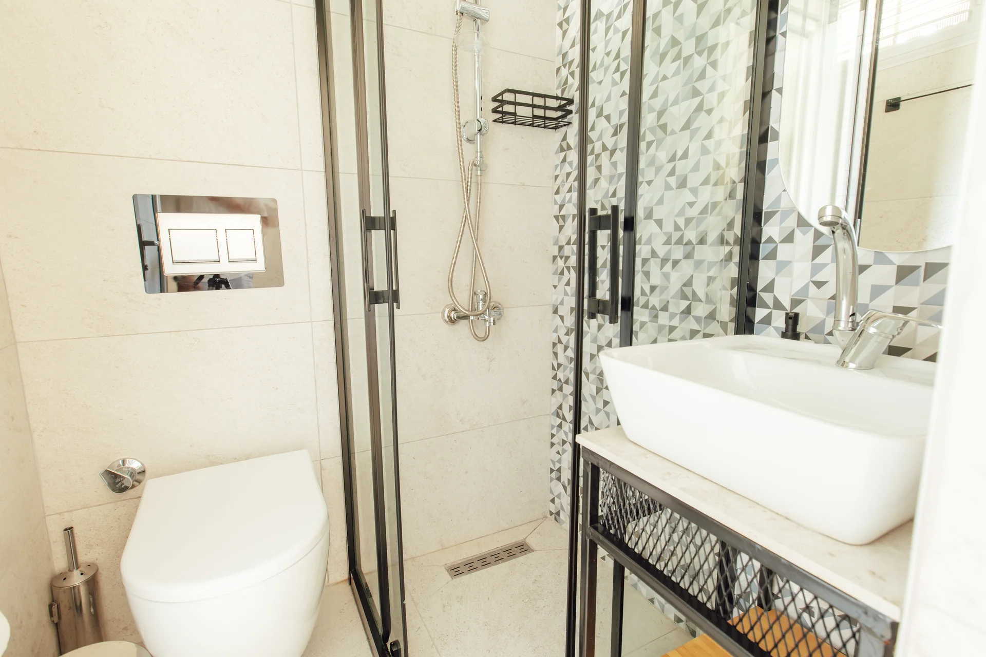 Doğa Adrasan duş alanı, ayna ve lavabo düzeni
