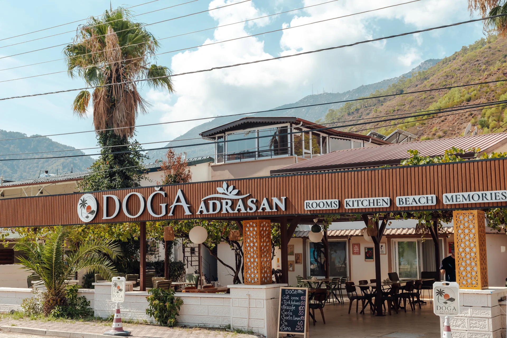 Doğa Adrasan Otel bahçe girişi ve bina yapısı