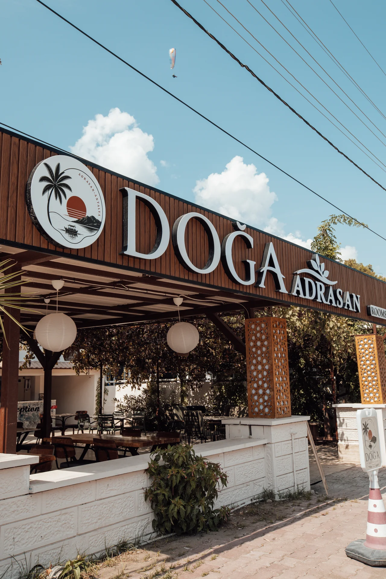 Doğa Adrasan Otel yemyeşil bahçe giriş yolu ve bitkiler