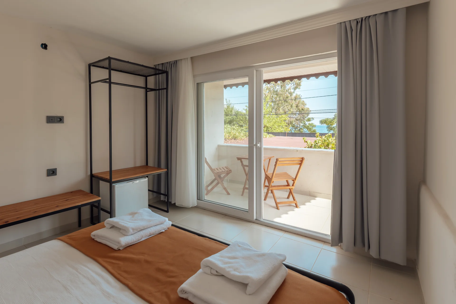 Doğa Adrasan Otel masa ve sandalyeli özel balkonlu oda