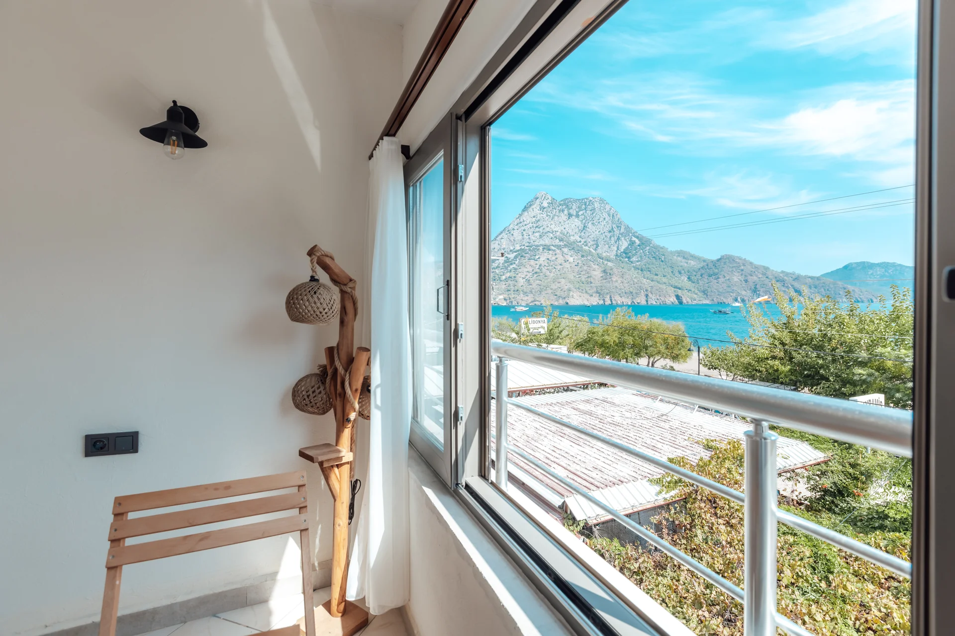 Doğa Adrasan Otel deniz manzaralı oda yatak ve pencere detayı